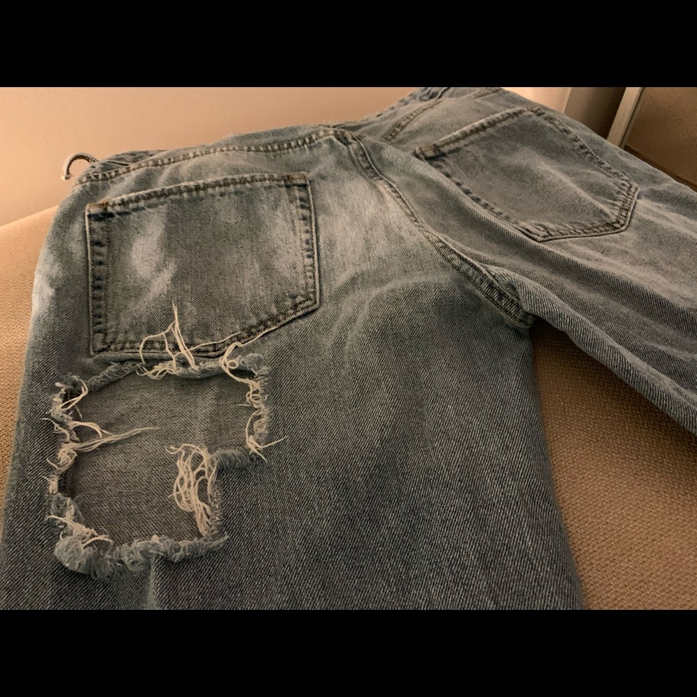 ✨TRENDY “Butt Rip” Jeans!✨